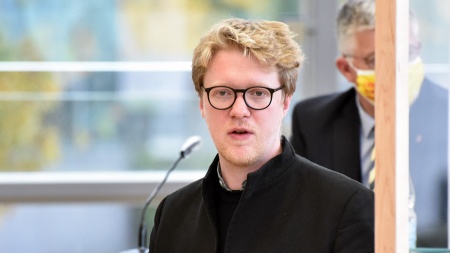Der Grünen-Abgeordnete Lasse Pettersdotter hält eine Rede im Schleswig-Holsteinischen Landtag.