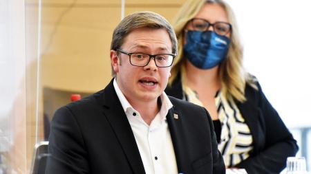 Der CDU-Abgeordnete Ole-Christopher Plambeck hält eine Rede im Plenarsaal des Schleswig-Holsteinischen Landtages.
