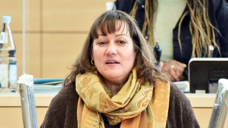 Die SPD-Abgeordnete Beate Raudies hält eine Rede im Plenarsaal des Schleswig-Holsteinischen Landtages.
