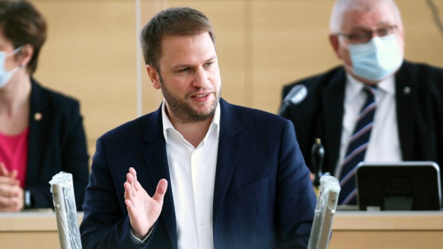Der Frakionsvoritzende der FDP, Christopher Vogt, hält eine Rede im Plenarsaal des Schleswig-Holsteinischen Landtages.