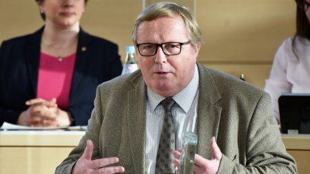 Der CDU-Abgeordnete Werner Kalinka hält eine Rede im Schleswig-Holsteinischen Landtag