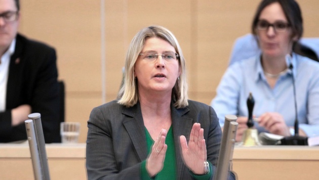 Die Grünen-Abgeordnete Marret Bohn hält eine Rede im Plenarsaal des Schleswig-Holsteinischen Landtages.