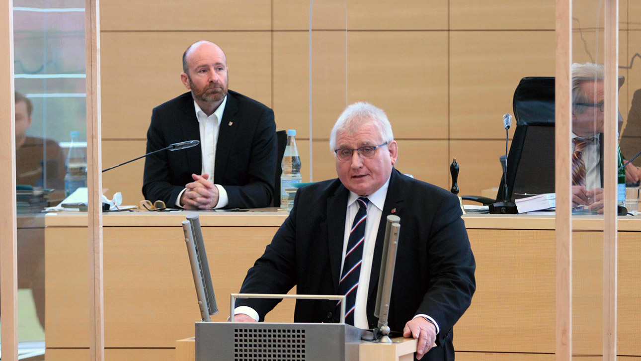 Landtagspräsident Klaus Schlie hält im Plenarsaal des Schleswig-Holsteinischen Landtages eine Rede anlässlich des Holocaust-Gedenktages.