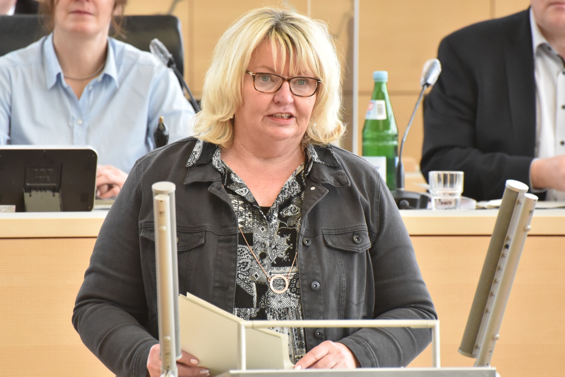 Die SSW-Abgeordnete Jette Waldinger-Thiering hält eine Rede im Plenarsaal des Schleswig-Holsteinischen Landtages. 
