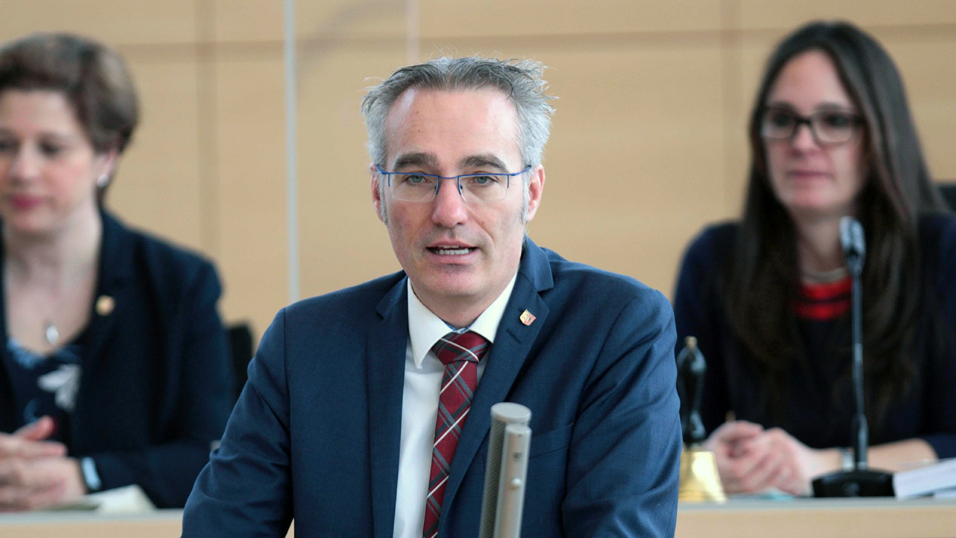 Der CDU-Abgeordnete Tim Brockmann hält eine Rede im Plenarsaal des Schleswig-Holsteinischen Landtages.