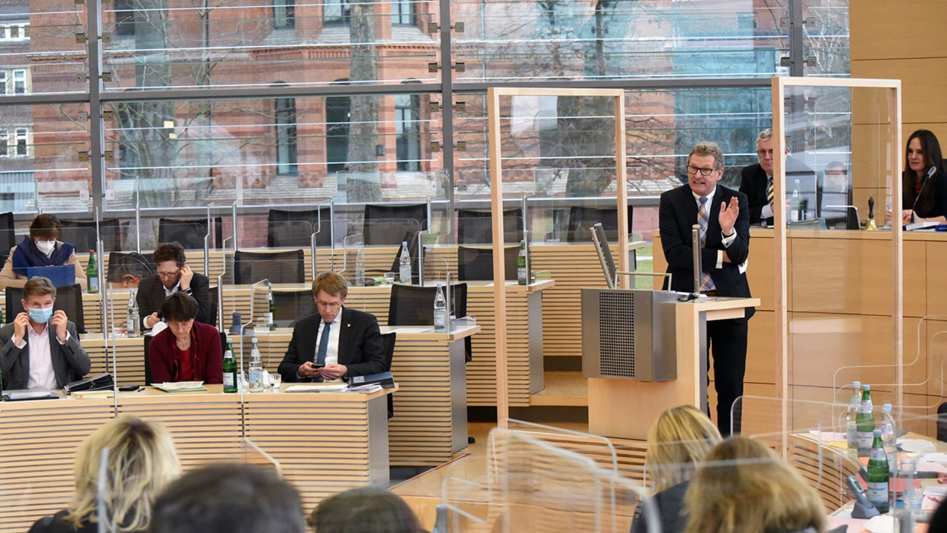 Wirtschaftsminister Bernd Buchholz (FDP) hält eine Rede im Plenarsaal des Schleswig-Holsteinischen Landtages