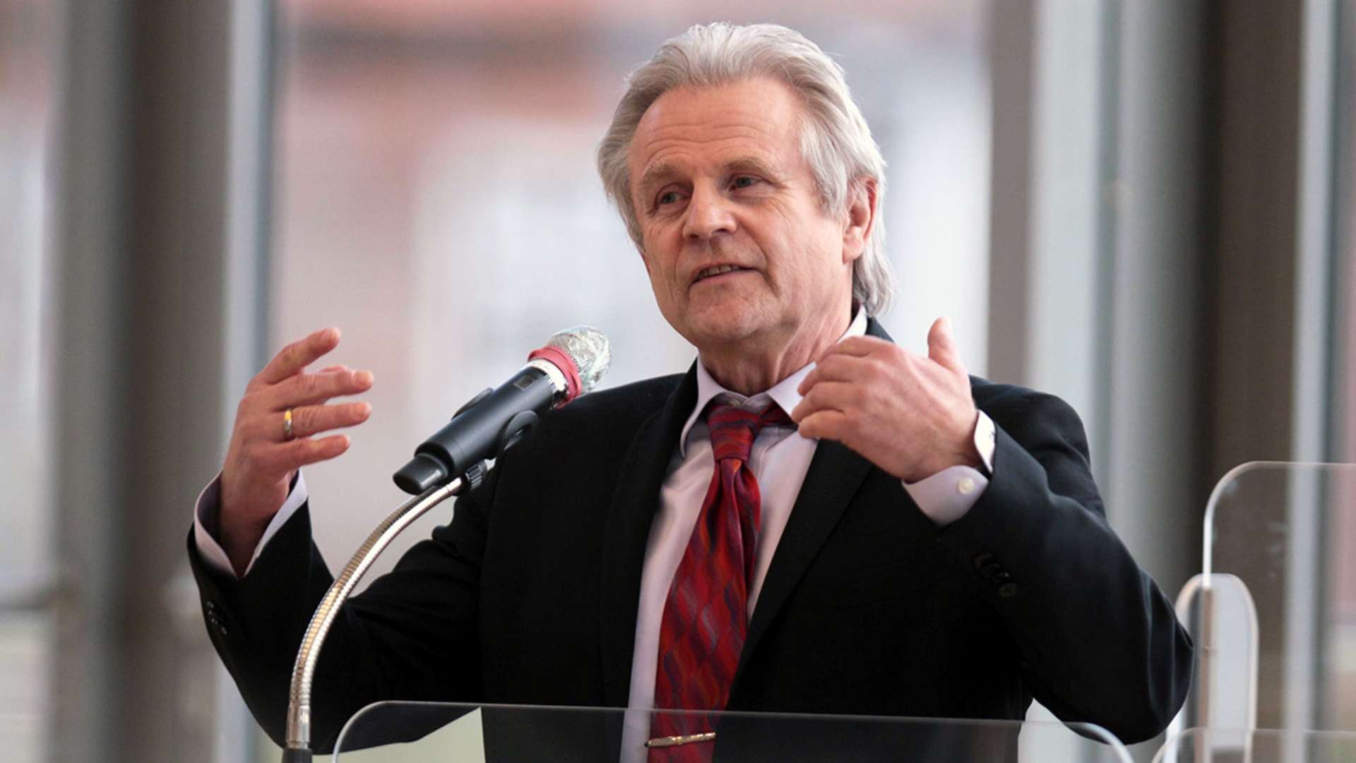 Der SPD-Abgeordnete Heiner Dunckel hält eine Rede im Plenarsaal des Schleswig-Holsteinischen Landtages.