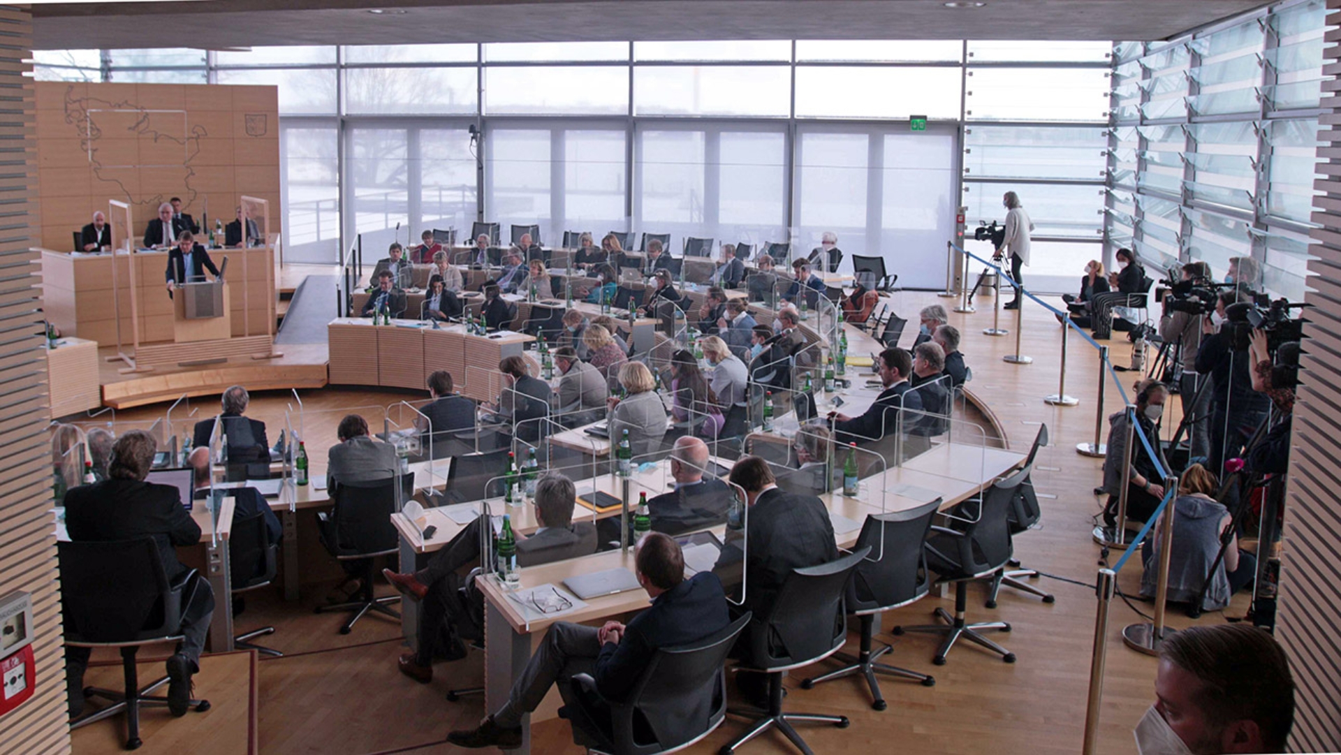 Der Landtag ist im Plenarsaal zu einer Sondersitzung zusammengekommen. Zahlreiche Kameralteams nehmen das Geschehen im Plenarsaal auf. Am Mikrofon steht SPD-Fraktionschef Stegner. 