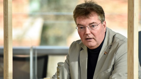 Der Vorsitzende des SSW im Landtag, Lars Harms, hält eine Rede im Plenarsaal des Schleswig-Holsteinischen Landtages.