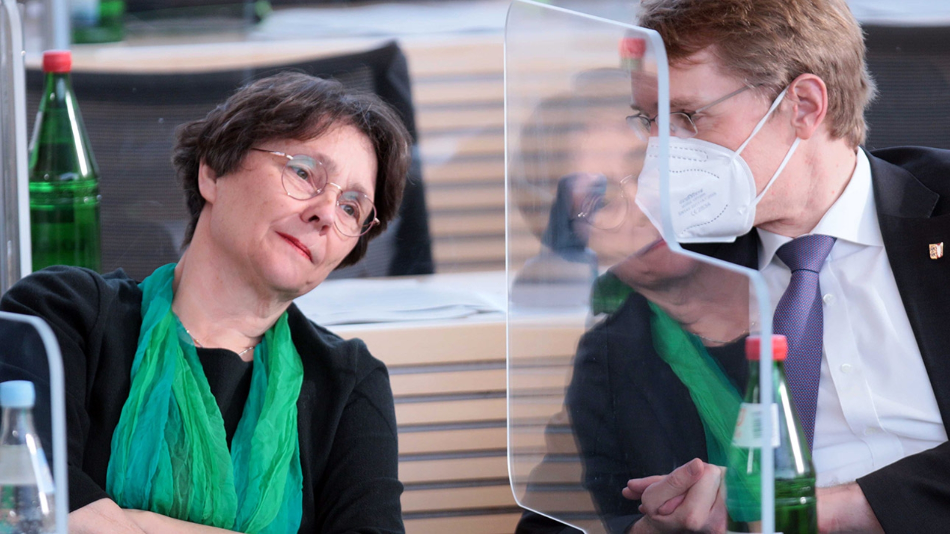 Finanzministerin Monika Heinold (Grüne) ist im Plenarsaal des Schleswig-Holsteinischen Landtags im Gespräch mit CDU-Ministerpräsident Günther.