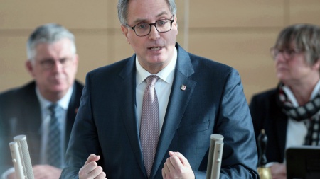 CDU-Fraktionschef Tobias Koch hält eine Rede im Plenarsaal des Schleswig-Holsteinischen Landtages.