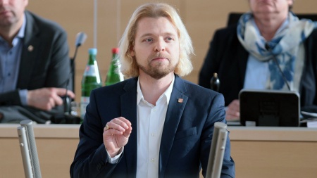 Der FDP-Abgeordnete Dennys Bornhöft hält eine Rede im Plenarsaal des Schleswig-Holsteinischen Landtages.
