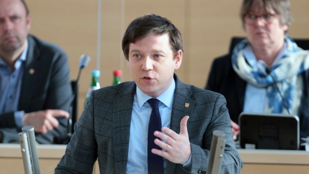 Der CDU-Abgeordnete Tobias von der Heide hält eine Rede im Plenarsaal des Schleswig-Holsteinischen Landtages.