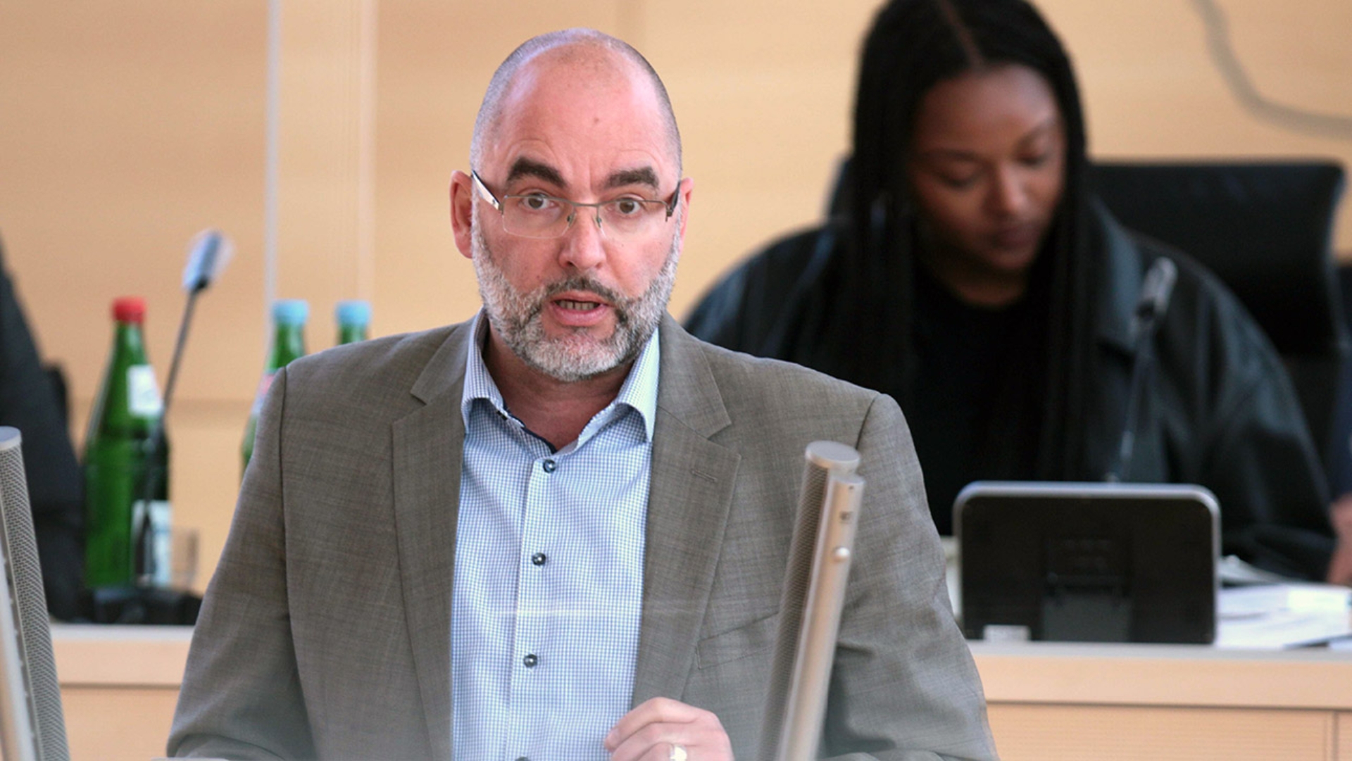 Claus Schaffer, Abgeordneter des AfD-Zusammenschlusses, hält eine Rede im Plenarsaal des Schleswig-Holsteinischen Landtages.