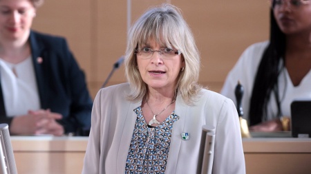 Die SPD-Abgeordnete Kathrin Bockey hält eine Rede im Plenarsaal des Schleswig-Holsteinischen Landtages.