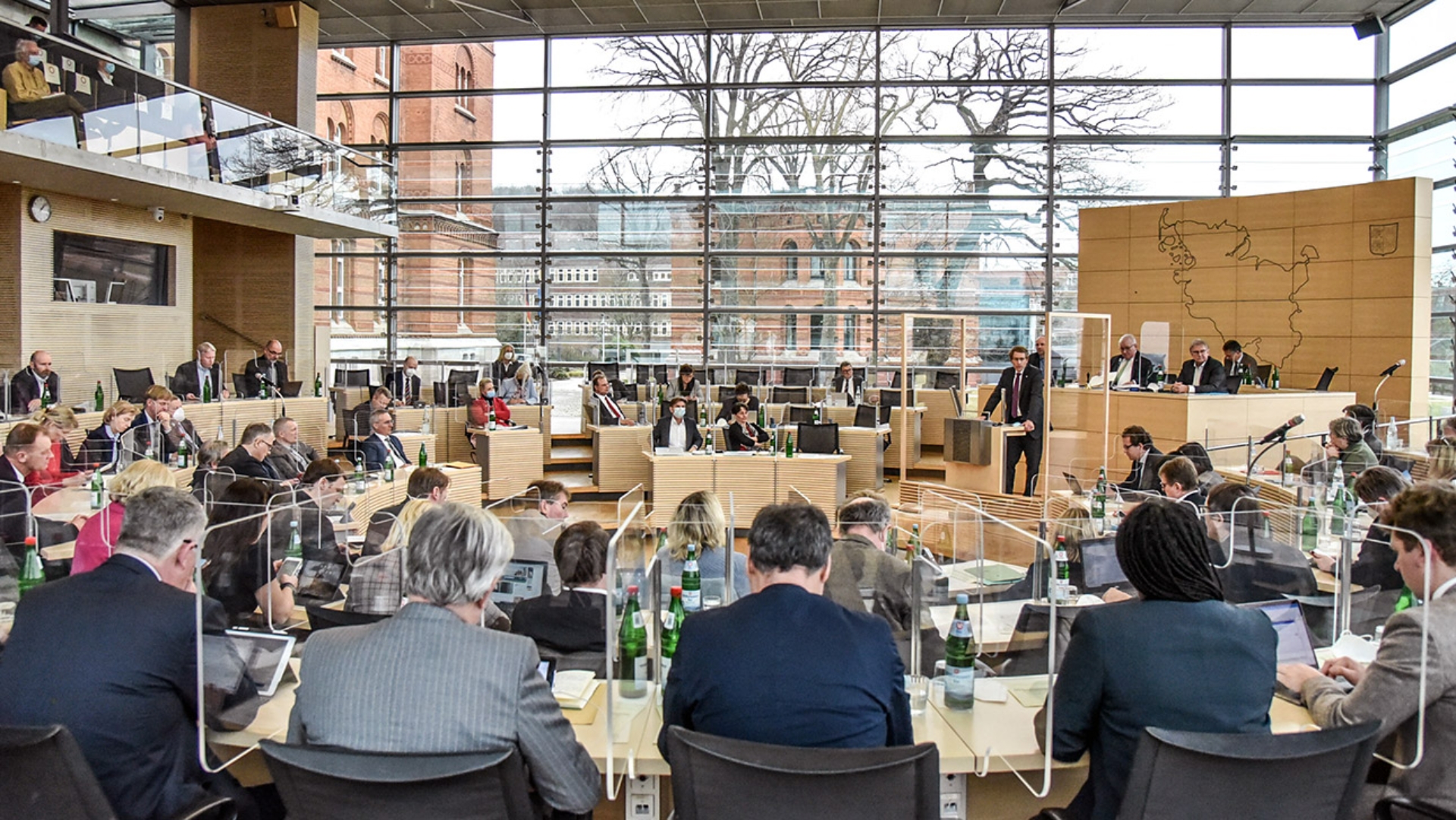 CDU-Ministerpräsident Daniel Günther hält im Plenarsaal des Schleswig-Holsteinischen Landtages eine Rede.