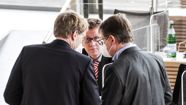 Besprechung mit Masken kurz vor der Sitzung: Ministerpräsident Daniel Günther (CDU), SPD-Fraktionschef Ralf Stegner und der SPD-Angeordnete Martin Habersaat.