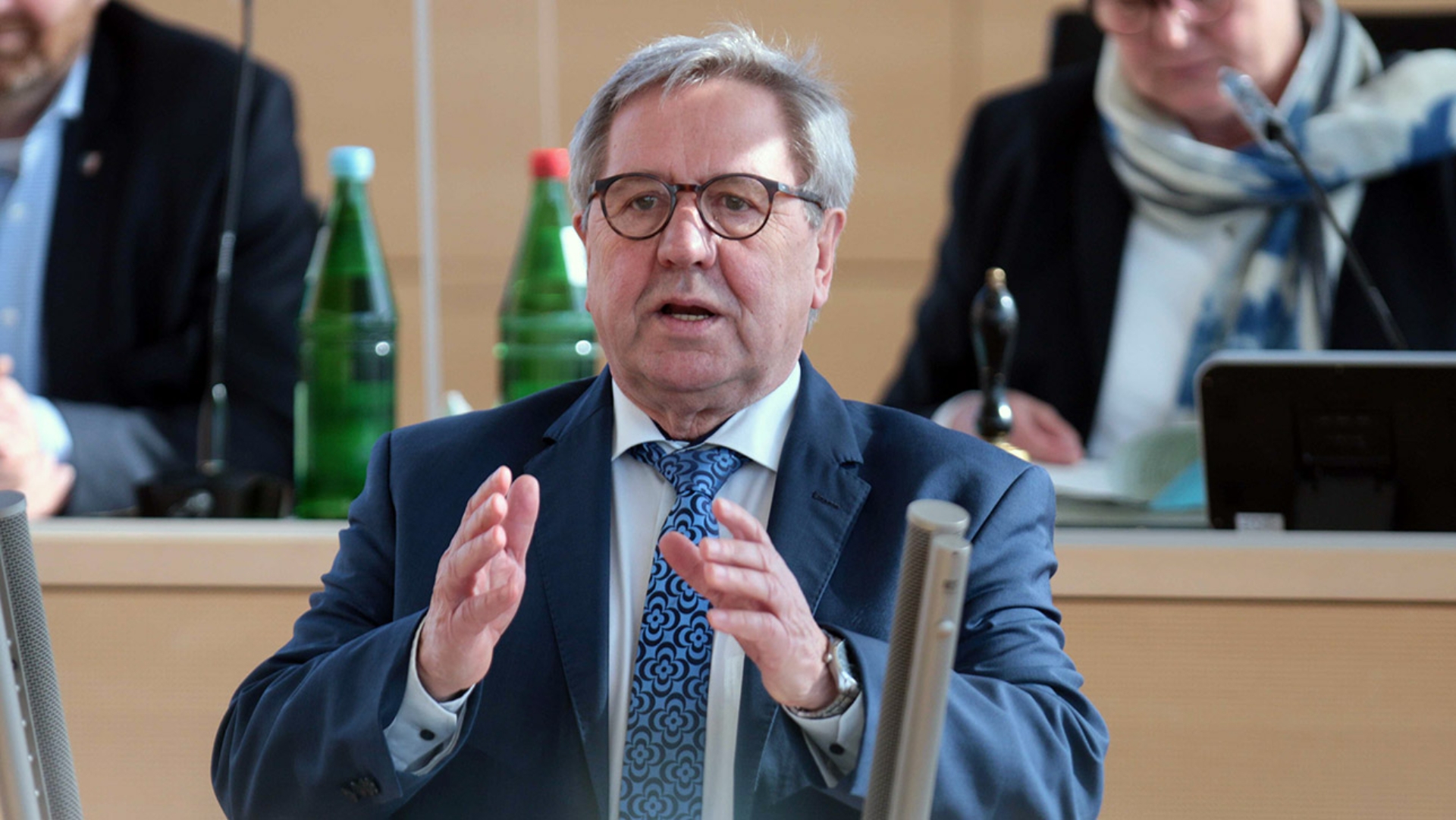 Der CDU-Abgeordnete Hans-Jörn Arp hält eine Rede im Plenarsaal des Schleswig-Holsteinischen Landtages.