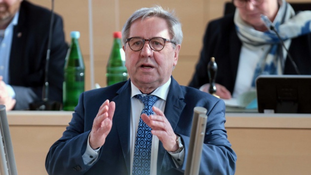 Der CDU-Abgeordnete Hans-Jörn Arp hält eine Rede im Plenarsaal des Schleswig-Holsteinischen Landtages.
