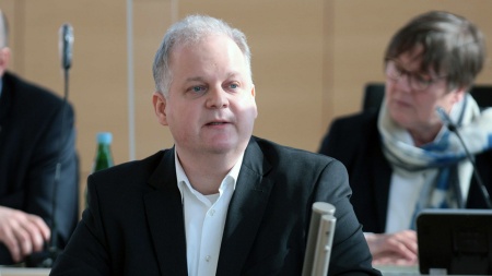 Der SPD-Abgeordnete Kai Dolgner hält eine Rede im Plenarsaal des Schleswig-Holsteinischen Landtages.