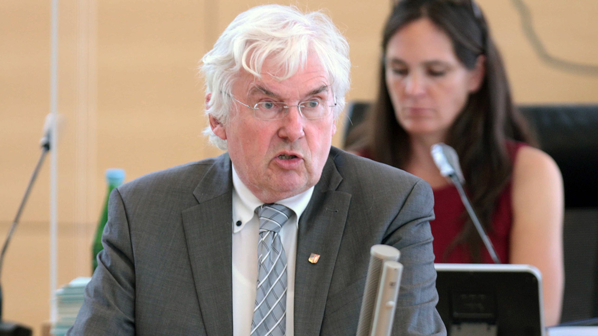 Der SPD-Abgeordnete Bernd Heinemann hält eine Rede im Plenarsaal des Schleswig-Holsteinischen Landtages.