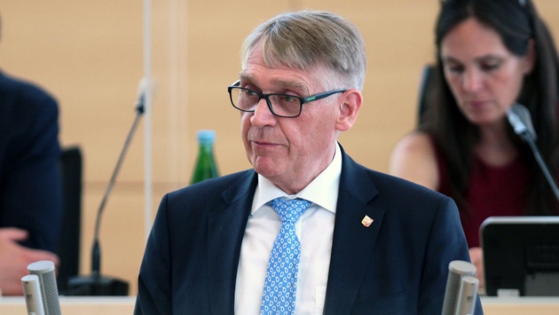 Der CDU-Abgeordnete Hans Hinrich Neve hält eine Rede im Plenarsaal des Schleswig-Holsteinischen Landtages.