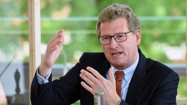 FDp-Wirtschadtsminister Bernd Buchholz hält im Plenarsaal des Schleswig-Holsteinischen Landtags eine Rede.