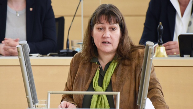 Die SPD-Abgeordnete Beate Raudies hält eine Rede im Plenarsaal des Schleswig-Holsteinischen Landtages.