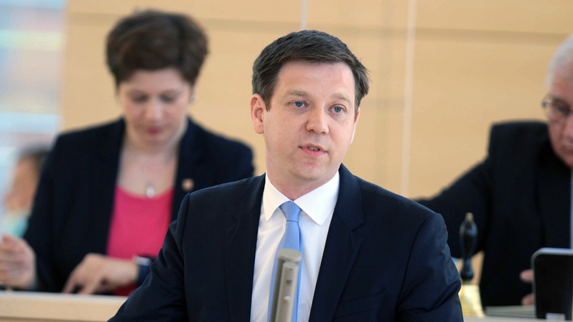 Der CDU-Abgeordnete Tobias von der Heide hält eine Rede im Plenarsaal des Schleswig-Holsteinischen Landtages.