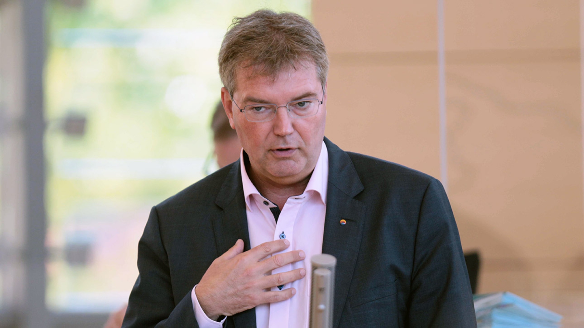 Der Vorsitzende des SSW im Landtag, Lars Harms, hält eine Rede im Plenarsaal des Schleswig-Holsteinischen Landtages. 