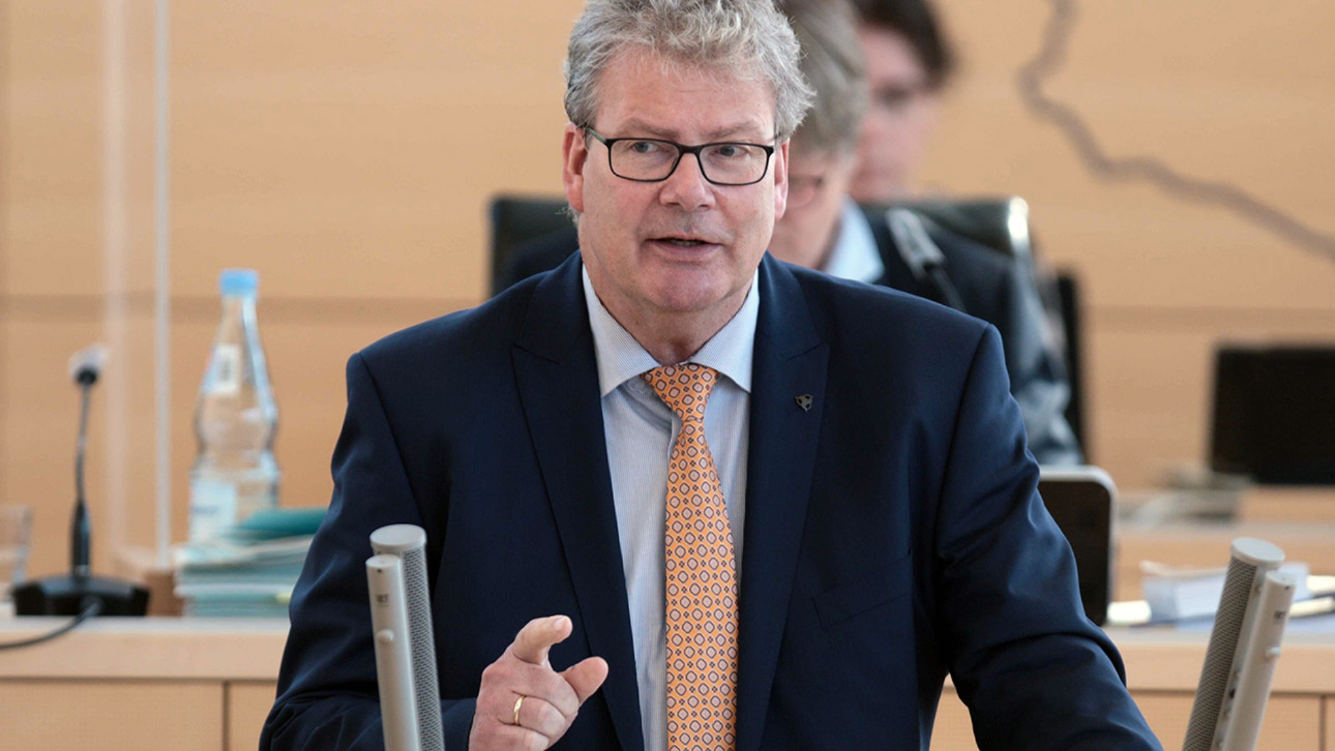 Der SPD-Abgeordnete Thomas Hölck hält eine Rede im Plenarsaal des Schleswig-Holsteinischen Landtages.