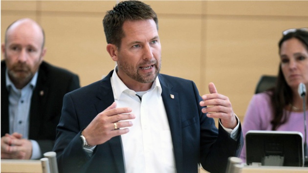 Der FDP-Abgeordnete Kay Richert hält eine Rede im Plenarsaal des Schleswig-Holsteinischen Landtages.