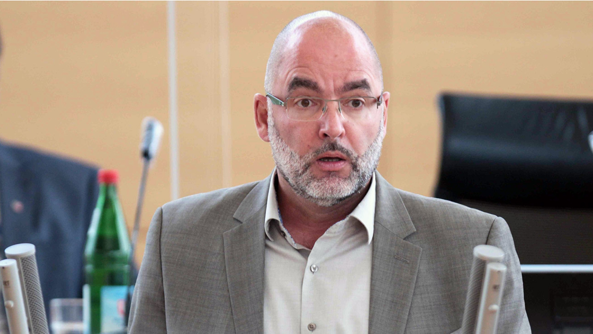 Der Abgeordnete des AfD-Zusammenschlusses im Landtag, Claus Schaffer, hält eine Rede im Plenarsaal des Schleswig-Holsteinischen Parlaments. 