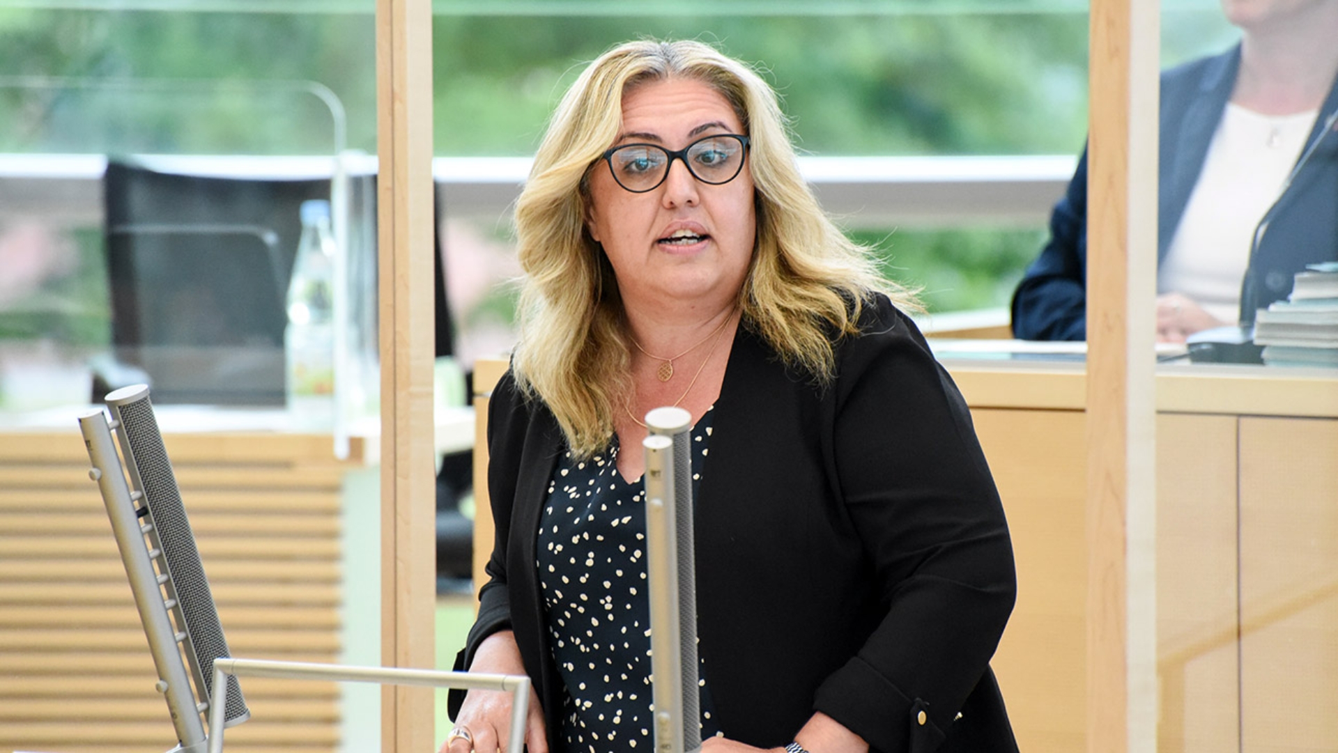 Die SPD-Abgeordnete Özlem Ünsal hält im Plenarsaal des Schleswig-Holsteinischen Landtages eine Rede. 