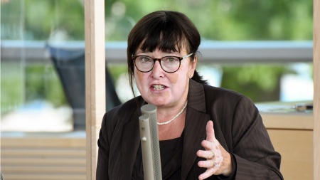 von Kalben, Eka Grüne Plenum © Foto: Thomas Eisenkrätzer Der Grünen-Abgeordnete Eka von Kalben hält eine Rede im Plenarsaal des Schleswig-Holsteinischen Landtages.