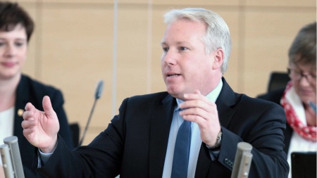 Nobis, Jörg AfD-Zusammenschluss Plenum © Foto: Michael August Der Abgeordnete des AfD-Zusammenschlusses, Jörg Nobis, hält eine Rede im Plenarsaal des Schleswig-Holsteinischen Landtages.