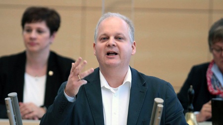 Der SPD-Abgeordnete Kai Dolgner hält  eine Rede im Plenarsaal des Schleswig-Holsteinischen Landtages.  
