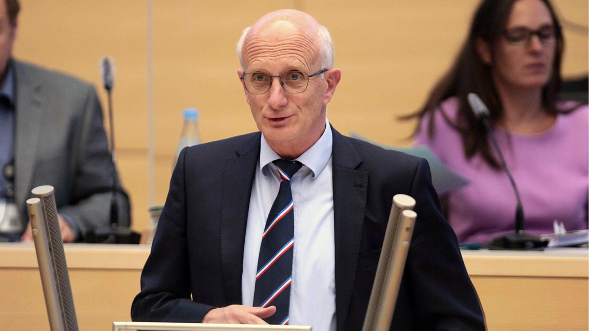 Der CDU-Abgeordnete Klaus-Dieter Jensen hält eine Rede im Plenarsaal des Schleswig-Holsteinischen Landtages.