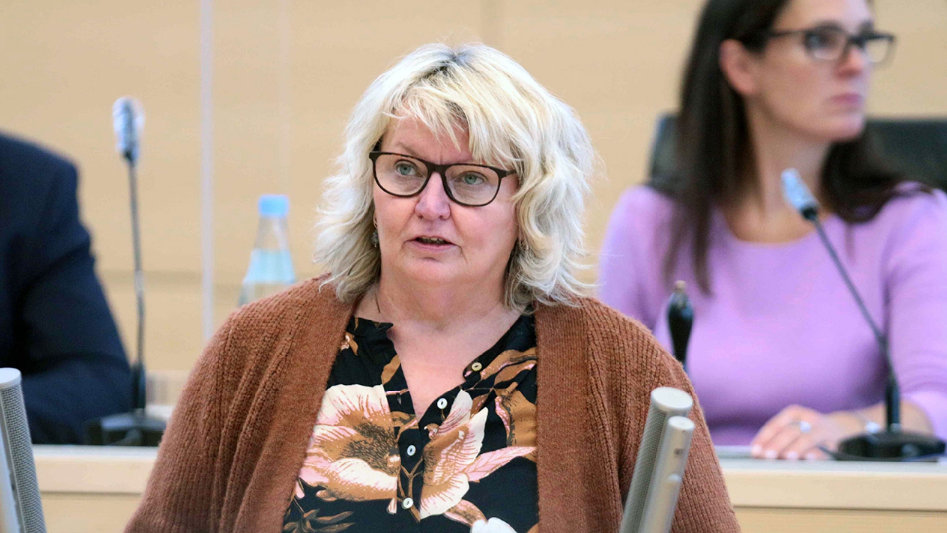 Die SSW-Abgeordnete Jette Waldinger-Thiering hält eine Rede im Plenarsaal des Schleswig-Holsteinischen Landtages.