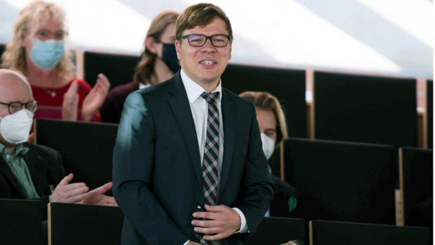 Der Landesbeauftragte für politische Bildung, Christian Meyer-Heidemann, freut sich auf der Besuchertribüne im Plenarsaal über seine Wiederwahl.