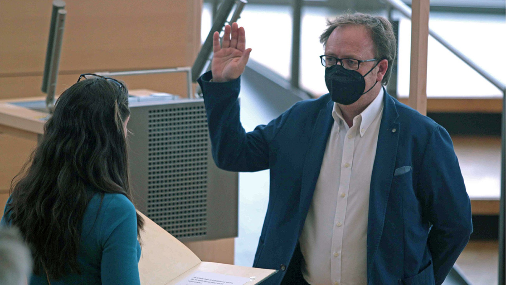 Der SPD-Politiker Stefan Bolln wird von Landtagsvizepräsidentin Annabell Krämer im Stehen verpflichtet.