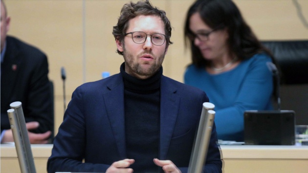 Grünen-Umweltminister Jan Philipp Albrecht hält eine Rede im Plenarsaal des Schleswig-Holsteinischen Landtages.   