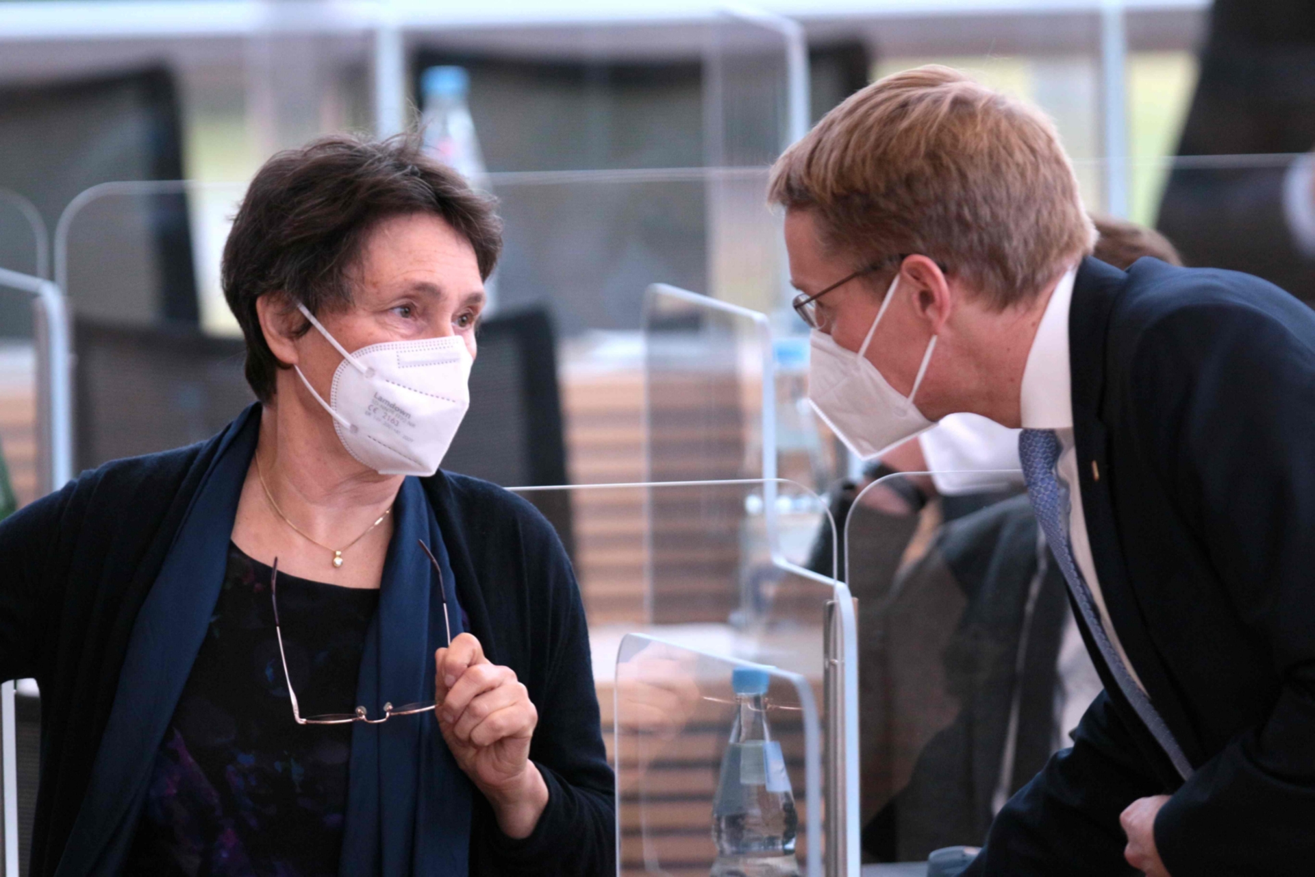 Heinold, Monika Günther, Daniel Finanzministerin Grüne Ministerpräsident CDU © Foto: Michael August Finanzministerin Heinold und Ministerpräsident führen vor Tagungsbeginn ein Gespräch. Beide tragen einen Mundschutz.