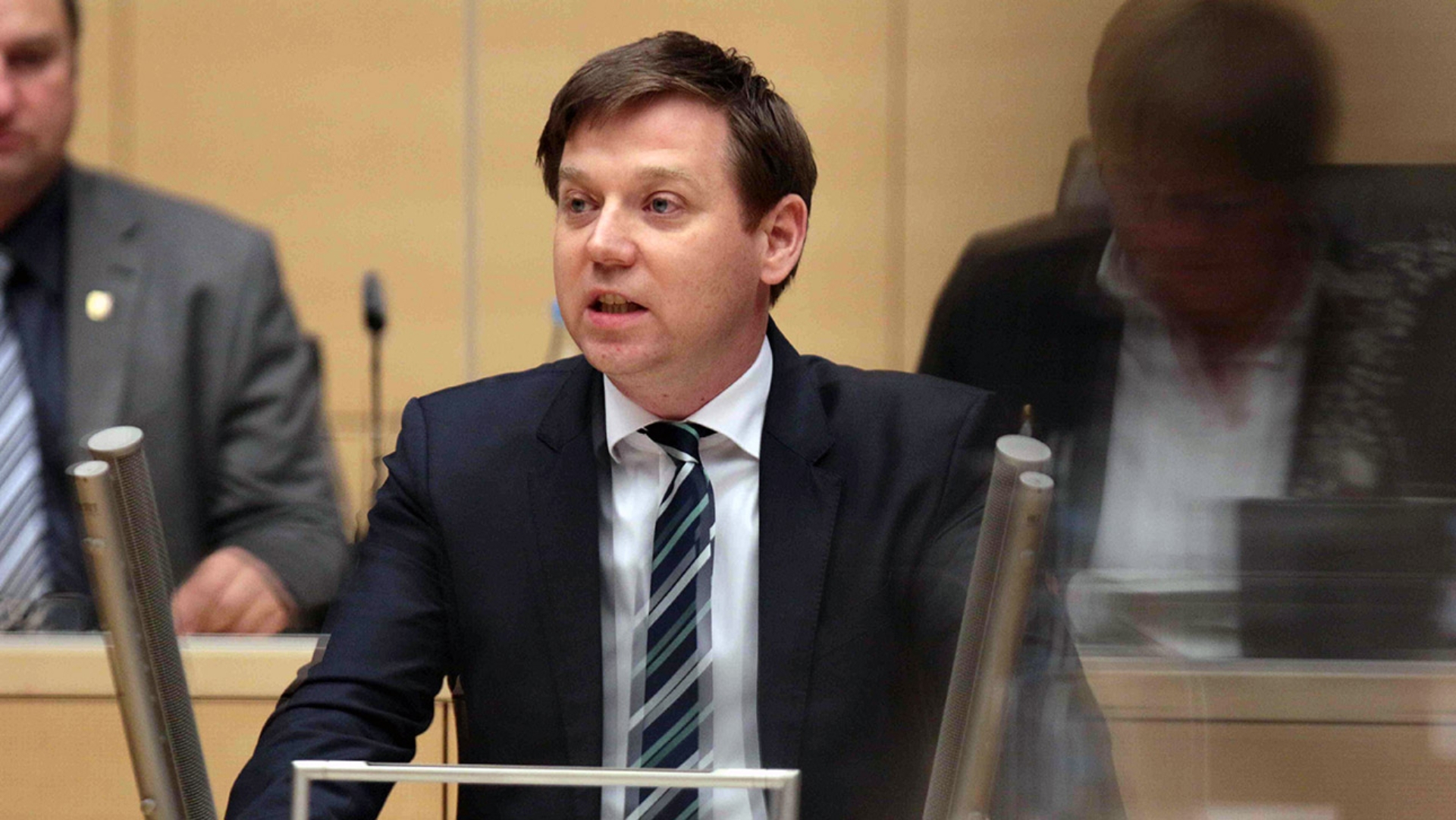 Der CDU-Abgeordnete Tobias von der Heide hält eine Rede im Plenarsaal des Schleswig-Holsteinischen Landtags.