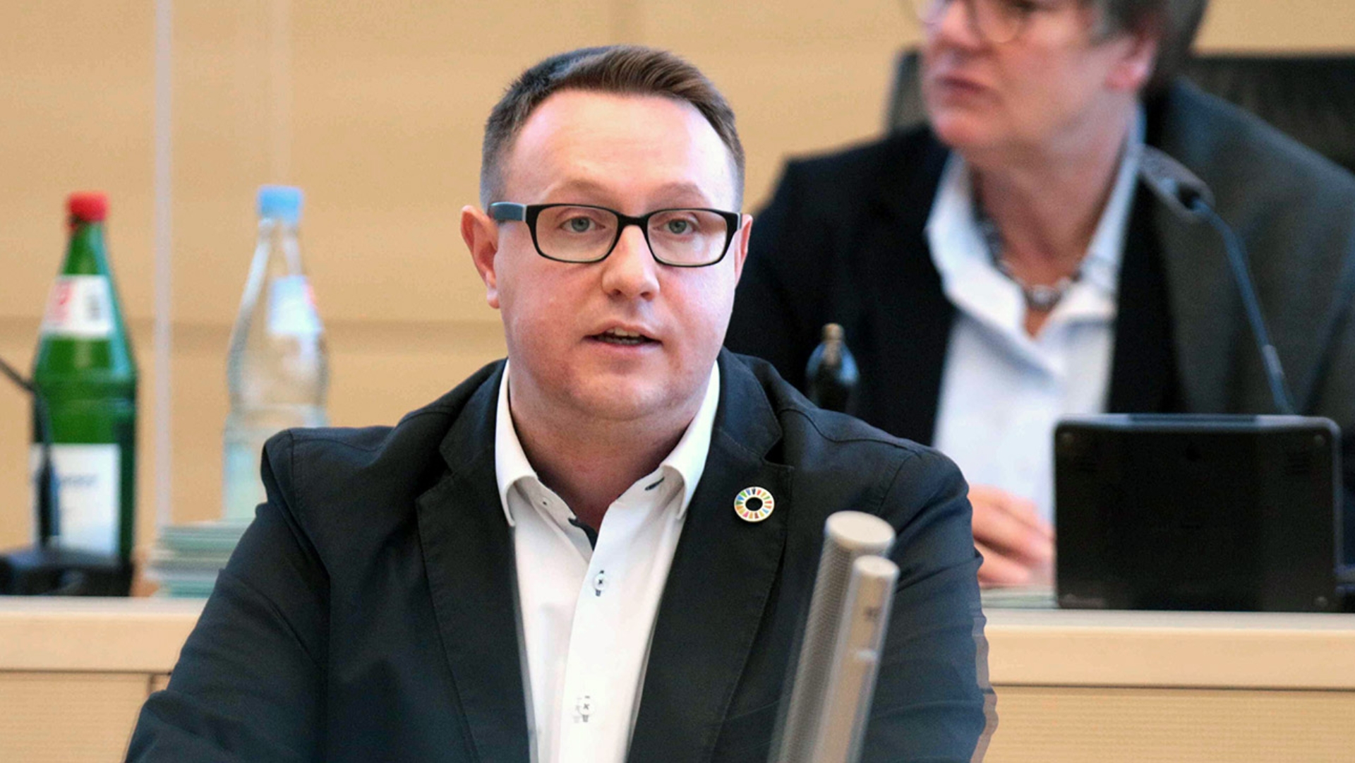 Der SSW-Abgeordnete Christian Dirschauer hält eine Rede im Plenarsaal des Schleswig-Holsteinischen Landtages.