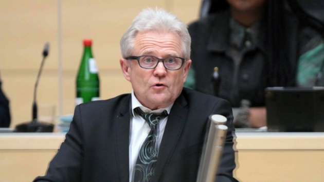 Der SPD-Abgeordnete Heiner Dunckel hält  eine Rede im Plenarsaal des Schleswig-Holsteinischen Landtages.  