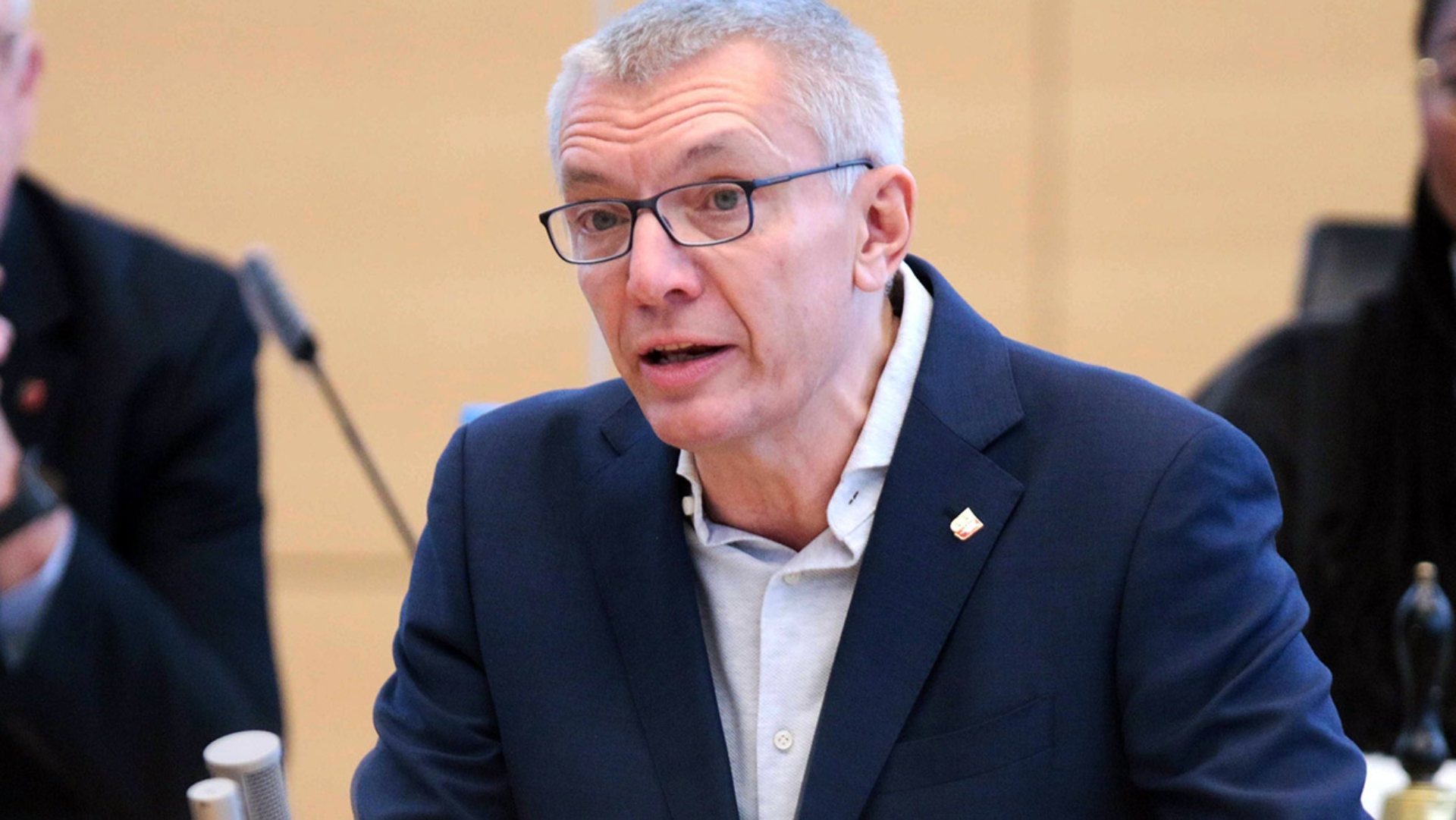 Der CDU-Abgeordnete Peter Lehnert hält eine Rede im Plenarsaal des Schleswig-Holsteinischen Landtages.