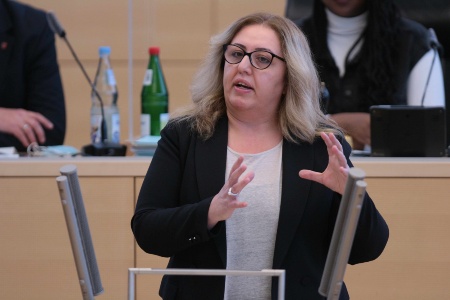 Die SPD-Abgeordnete Özlem Ünsal hält eine Rede im Plenarsaal des Schleswig-Holsteinischen Landtages.