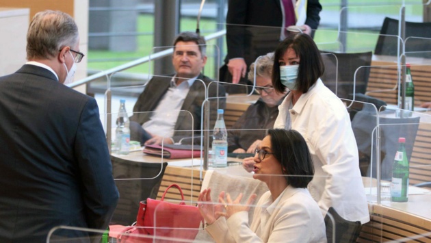 Die SPD-Abgeordnete Serpil Midyatli und der CDU-Fraktionsvorsitzende Tobias Koch führen im Plenarsaal des Landtages ein Gespräch.