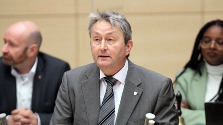 Der CDU-Abgeordnete Hauke Göttsch hält eine Rede im Plenarsaal des Schleswig-Holsteinischen Landtages.